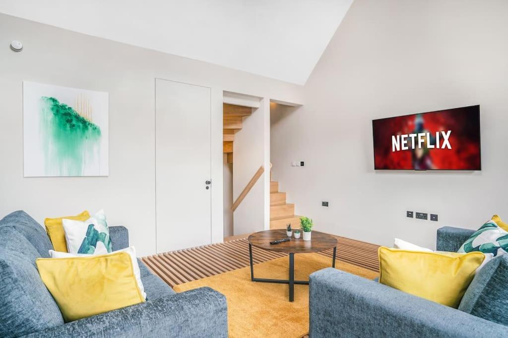 Tottenham- Exquisite 4-Bed Retreat With Ping Pong And Pool - Sleeps 7, Free Parking, Contractors & Long Stays Welcome Londres Exterior foto