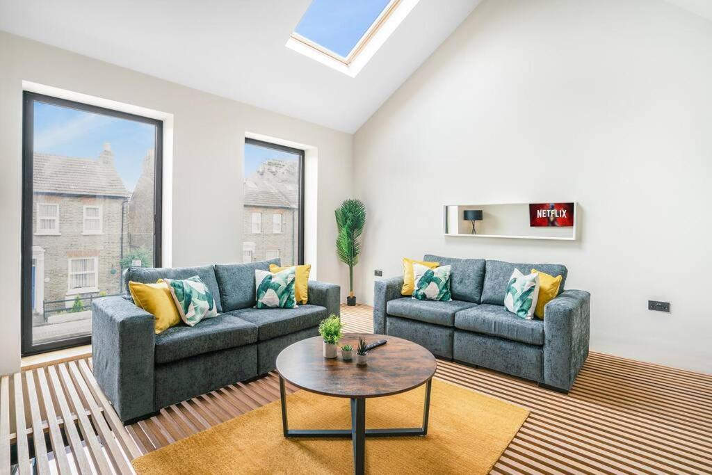 Tottenham- Exquisite 4-Bed Retreat With Ping Pong And Pool - Sleeps 7, Free Parking, Contractors & Long Stays Welcome Londres Exterior foto