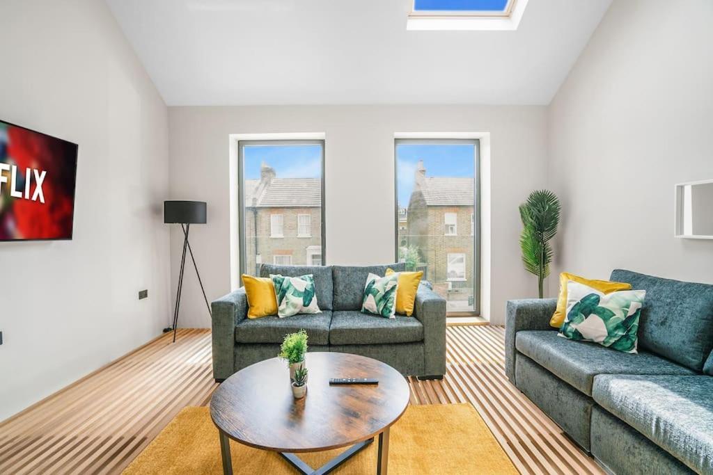 Tottenham- Exquisite 4-Bed Retreat With Ping Pong And Pool - Sleeps 7, Free Parking, Contractors & Long Stays Welcome Londres Exterior foto