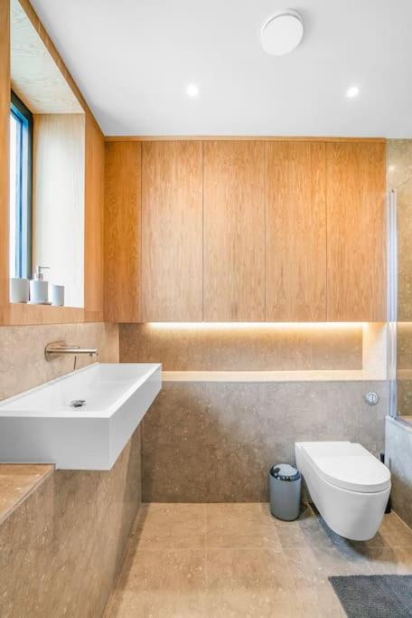 Tottenham- Exquisite 4-Bed Retreat With Ping Pong And Pool - Sleeps 7, Free Parking, Contractors & Long Stays Welcome Londres Exterior foto