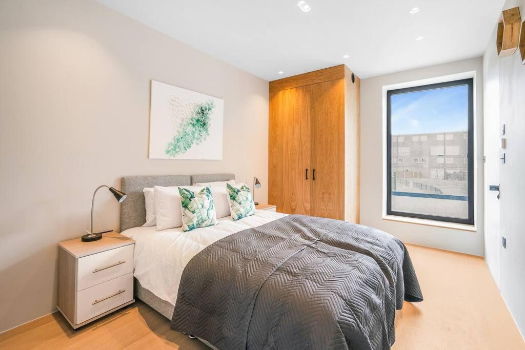 Tottenham- Exquisite 4-Bed Retreat With Ping Pong And Pool - Sleeps 7, Free Parking, Contractors & Long Stays Welcome Londres Exterior foto